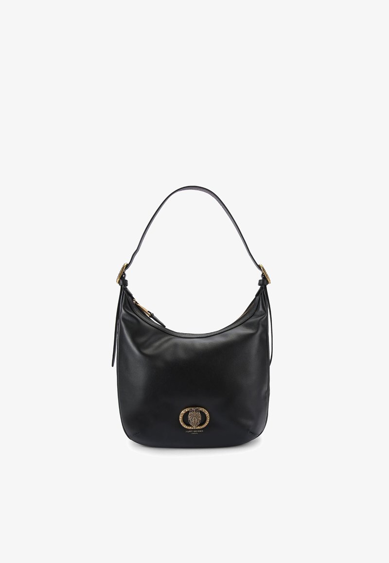 Zwarte leren handtas met een gebogen vorm, gouden hardware accenten, een opvallend logo detail en een enkele schouderriem voor het dragen.
