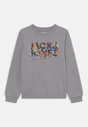 Grauer Langarm-Sweatshirt mit buntem Aufdruck "JACK & JONES Essentials EST. 1990" auf der Vorderseite.