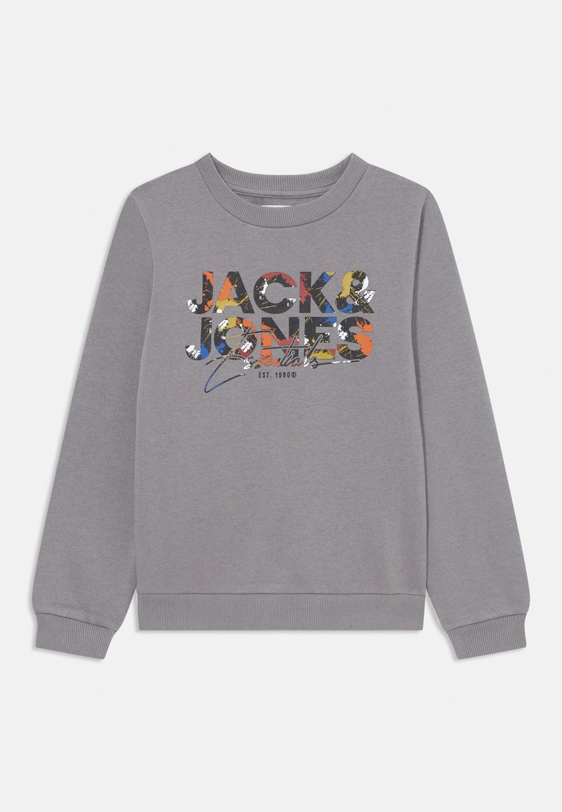 Pilkas ilgomis rankovėmis džemperis su spalvingu tekstu "JACK & JONES Essentials EST. 1990" spausdintu priekyje.