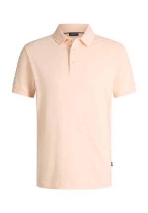 Polo à manches courtes couleur pêche clair, avec un col et une patte de boutonnage à trois boutons, arborant un logo brodé discret sur la poitrine.