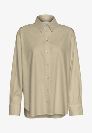 Chemise à manches longues beige, boutonnée, en tissu doux. Présente un col classique, des boutons sur le devant et des accents aux épaules.
