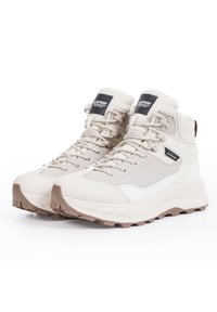 Bežové vysoké turistické boty s texturovanou tkaninou, robustními šňůrkami a gumovou podrážkou. Mají polstrovaný límec a zesílenou špičku.