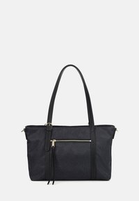 Borsa tote nera con tessuto texturizzato, doppie maniglie, hardware in tono oro e una tasca frontale con zip. Forma rettangolare con base piatta.