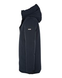 Chaqueta de invierno con capucha en color azul marino, cierre de cremallera, bolsillos laterales y parche de la marca Schott en la parte superior de la manga izquierda.