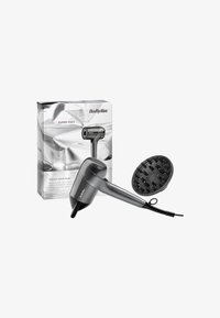 Suszarka BaByliss Titanium Shine w metalicznej szarości, w kompaktowym designie, z dołączoną nakładką dyfuzora, przewodowa, z teksturowanym uchwytem.