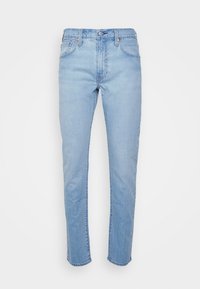 Jean en denim bleu clair à jambe droite avec fermeture devant par bouton et zip, poches avant et arrière, présenté sur un fond uni.