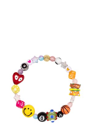 Farverigt perlearmbånd med forskellige former, herunder hjerter, smil og madmotiver. Fremstillet af plastik med varierede teksturer og mønstre.