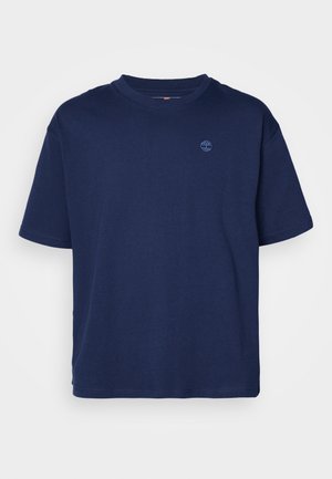 T-shirt in cotone blu navy con scollo rotondo, maniche corte e un piccolo logo tonale sul petto. Vestibilità casual, texture liscia.