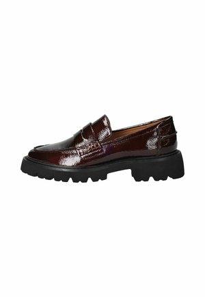 Glanzende donkerbruine leren loafer met een dikke zwarte profielzool en een riemdetail over de bovenkant, zijaanzicht.