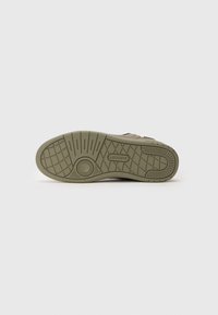 Sola delle sneaker Lacoste in gomma verde chiaro con un motivo testurizzato caratterizzato da scanalature e accenti circolari, dettagliata con il logo del marchio.