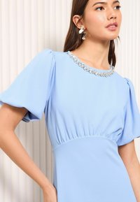 Friends Like These REGULAR FIT - MIDI WITH DIAMANTE NECKLACE TRIM - Koktélruha / Partiruha - blue