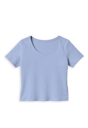 T-shirt bleu clair à manches courtes avec un col rond, fabriqué en tissu doux. Texture lisse, design basique, sans motifs ni ornements visibles.