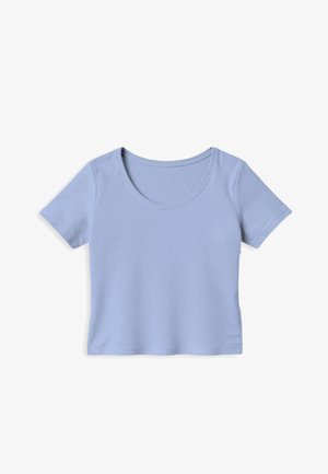 Svijetloplava majica kratkih rukava s okruglim izrezom, izrađena od mekog materijala. Glatka tekstura, osnovni dizajn, bez vidljivih uzoraka ili ukrasa.