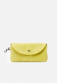 Geel leren clutch met een ronde klep en een sluiting. Voorzien van een klein metalen logo en een zilverkleurige clip.