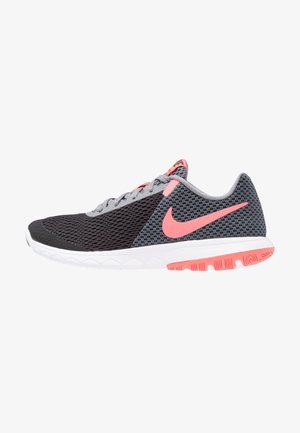 Chaussure de running Nike en mesh gris et noir avec logo Swoosh rose, accents roses, semelle blanche et bande de roulement texturée au talon.