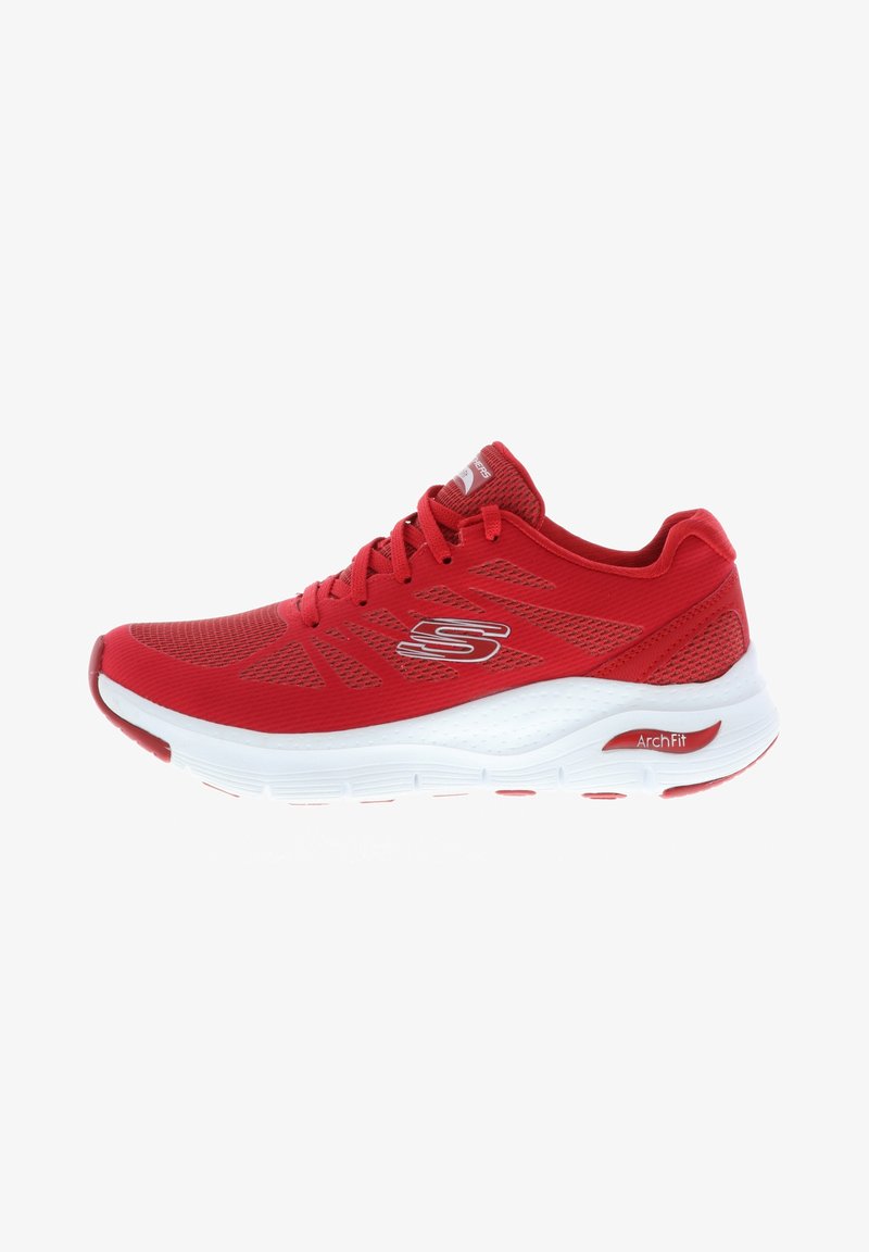 Chaussure de sport Skechers Arch Fit rouge avec semelle blanche, tige en mesh, lacets et logo sur le côté.