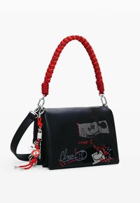 Sac à main en cuir noir avec une poignée en cuir tressé rouge, arborant une broderie de Mickey Mouse et des accents. Comprend un pendentif avec un motif de cœur et de main.