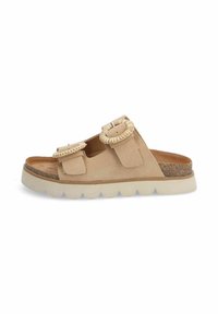 Sandali in suede beige con due cinturini regolabili, dettagli circolari intrecciati e una suola in gomma beige leggera con bordo scallop.