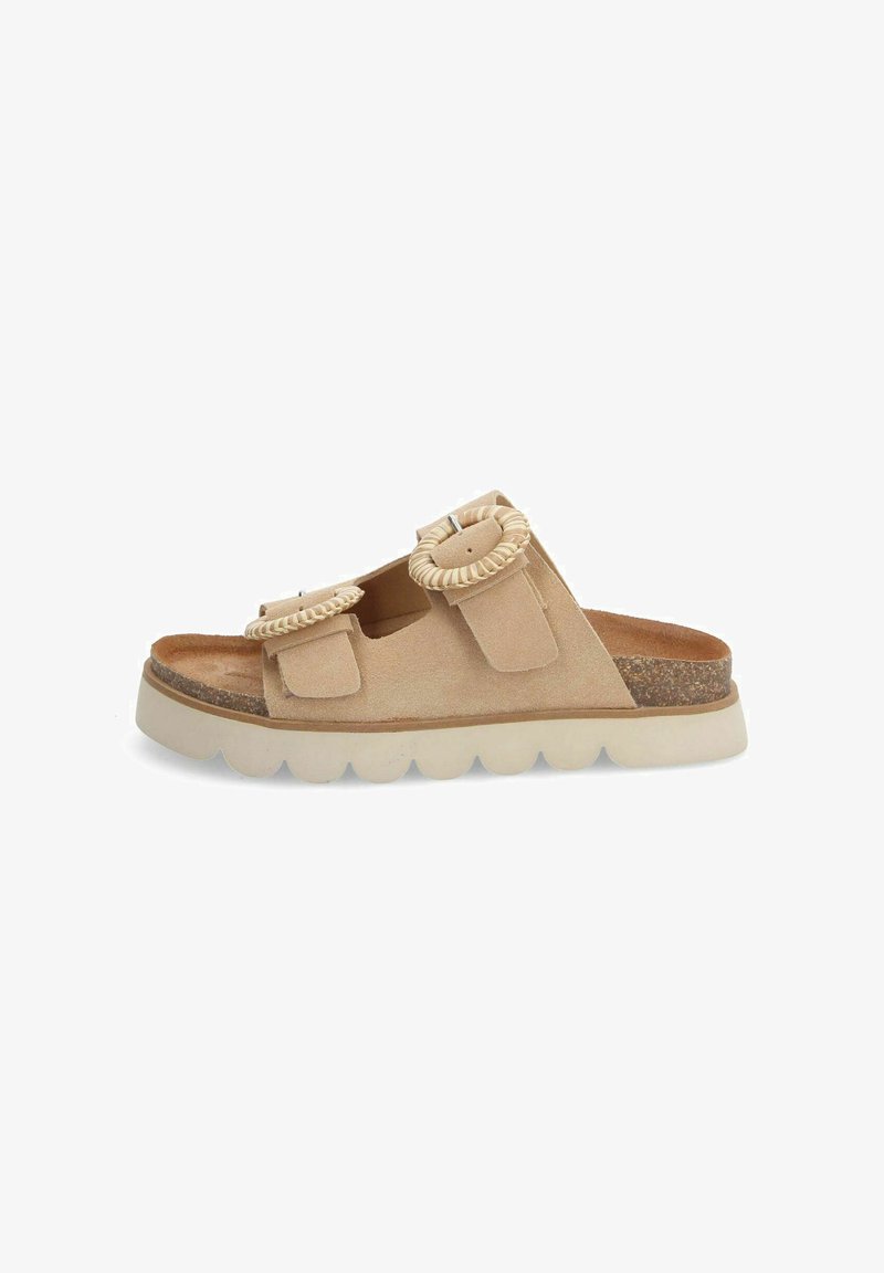 Beige suède slider sandalen met twee verstelbare banden, ronde geweven accenten en een lichtgewicht beige rubberen zool met een geschulpte rand.