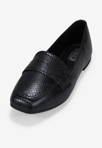 Mocasines de imitación de cuero negro con un patrón texturizado de piel de serpiente. Presenta una banda decorativa en la parte superior y un diseño de punta redonda. Suela plana.