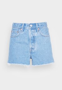 Shorts de denim azul claro con cintura alta, dobladillo deshilachado, cinco bolsillos y cierre de botón metálico. Presenta costuras clásicas y remaches de cobre.