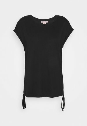 Top casual negro de manga corta con escote redondo y lazos laterales colgando en el dobladillo, exhibido sobre un fondo blanco liso.