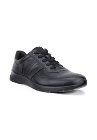 Schwarzer Leder-Low-Top-Sneaker mit schwarzen Schnürsenkeln, gepolsterter Sohle und Gore-Tex-Label an der Seite, gezeigt auf weißem Hintergrund.
