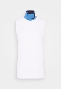 Top bianco senza maniche con colletto alto e accento in tessuto blu e blu scuro. Texture liscia, design moderno e stile minimalista.