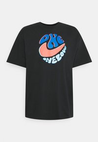 Svart t-shirt med kort ärm och en färgglad cirkulär grafik, med blå och röda texter som säger "oke" och "one love" runt en swoosh-form.