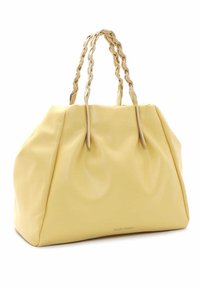 Żółta torba z ekologicznej skóry z plecionymi uchwytami u góry, miękką fakturą i marszczonym wzorem. Dyskretne logo z boku na dole.