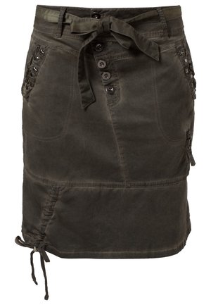 Donkergroene rok gemaakt van stevig stof. Voorzien van een knoopsluiting aan de voorkant, ceintuurlussen en zijzakken met vetersluiting accenten. Verstelbare zoom met trekkoord.