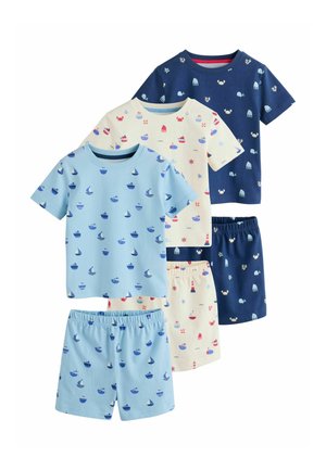 Trzy zestawy dziecięce z krótkim rękawem i szortami w kolorach niebieskim, kremowym i granatowym z motywami morskimi, w tym łodzie, kraby i morskie stworzenia.