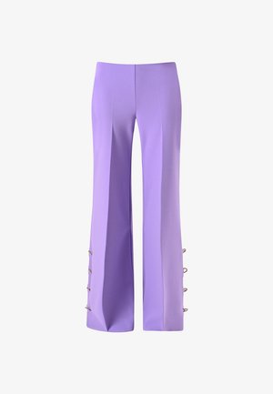 Lila Hosen mit weitem Bein aus glattem Stoff, mit vorderen Falten und dekorativer metallischer Hardware an der Seite zum Verschließen.
