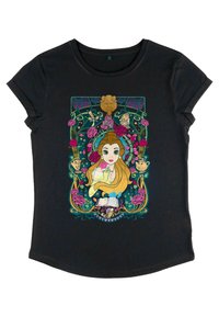 Sort bomulds T-shirt med et farverigt grafisk design af en karakter blandt roser, tekopper og en løve, med detaljerig beskrivelse.