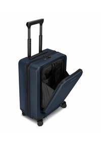 Maleta azul de carcasa dura con asa telescópica, cuatro ruedas y un compartimento abierto que revela un interior negro con múltiples bolsillos.