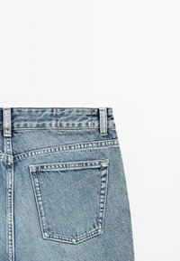 Jeans i denim med ljus tvätt, med en rektangulär bakficka, stickade detaljer och en midja med bälteshål.