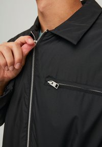 Jack & Jones UNISEX JCOOUNCE COACH  - Giacca da mezza stagione - black