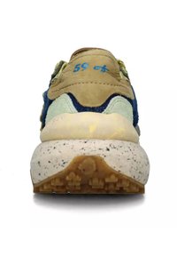 Sneakers con una toma multicolore che presenta tonalità di blu, verde e beige. Suola spessa maculata con fondo testurizzato e dettaglio del logo.