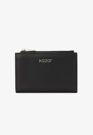 Juodas odinis piniginė su užtrauktuku, su iškilniu "kazar" logotipu, stačiakampio formos, lygaus paviršiaus ir švaraus, minimalistinio dizaino.