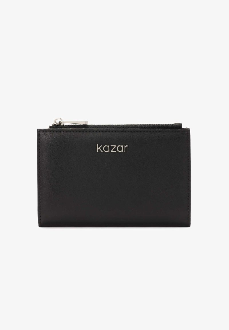 Črn usnjeni denarnica z zadrgo, z izbočenim logotipom "kazar", pravokotne oblike, gladke teksture in čistim, minimalističnim dizajnom.