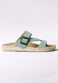 Svijetloplave suede sandale s prepletenim trakama, detaljem crnog kopčanja i espadrilskom jutom, s ravnim, otvorenim dizajnom.