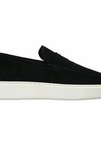 Mocassin à enfiler en daim noir avec semelle en caoutchouc blanche et détails cousus sur la tige.