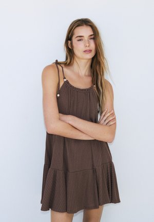 PULL&BEAR, STRAPPY PANELLED WITH BOW DETAIL - DRESS - Robe de jour - brown