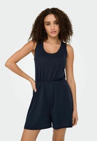 Une salopette sans manches bleu marine en tissu léger, dotée d'une taille élastique et de poches latérales, d'une texture lisse et de shorts arrivant aux genoux.