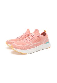 Baskets de sport rose clair avec un dessus en maille, des détails texturés, une semelle intermédiaire blanche, et des accents orange et teal sur la semelle et l'onglet du talon.