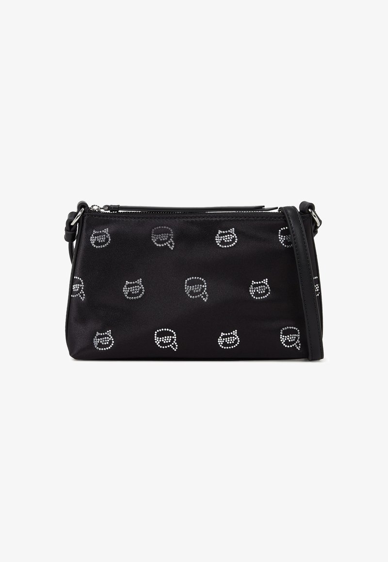 Geantă de mână din satin negru cu motive de craniu și pisică argintii, cu fermoar în partea de sus, curea ajustabilă și textură netedă. Dimensiunile și marca nu sunt specificate.