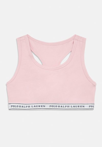 Lys rosa sports-BH laget av mykt stoff med racerback-design og elastisk bånd med hvit og marineblå logo.