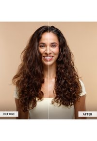 Texturiertes, welliges braunes Haar, das in zwei Abschnitte unterteilt ist: der linke Abschnitt mit dem Etikett "Vorher" und der rechte Abschnitt mit dem Etikett "Nachher", der verbesserte Definition und Glanz zeigt.