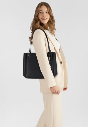 Borsa a tracolla nera realizzata in materiale liscio, con due manici robusti. Forma strutturata con sottili dettagli in metallo.