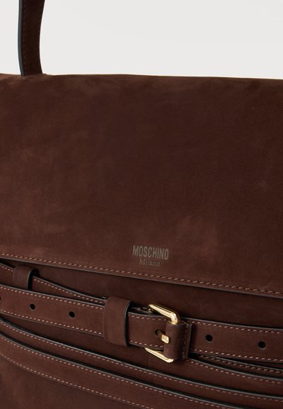 Sac à main Moschino Milano en daim marron avec une poignée supérieure et un détail de ceinture avant avec une boucle dorée.